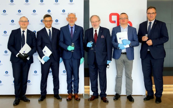 Click to zoom the picture.